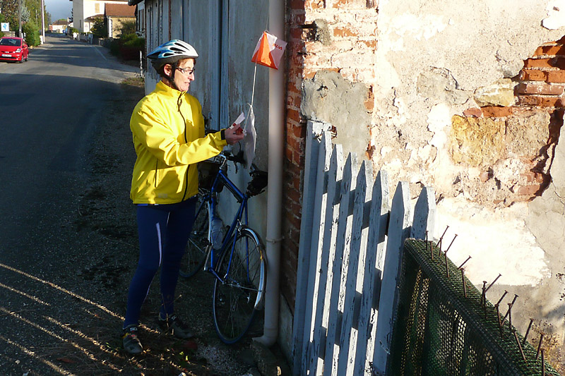 2009_cloture-CoDep_01, première balise à Puy-l'Evêque.jpg